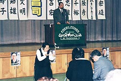 桜の下で演説に力が入る