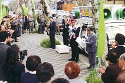 演説会で公約を訴える