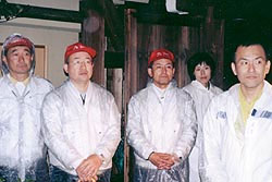 雨の中、熱心に聞き入る