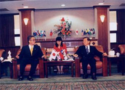 謝長廷　高雄市長（民進党）と歓談