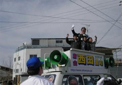 各地で場所を見つけては街頭演説