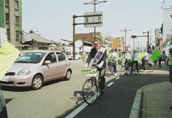 有権者により身近に感じてもらうために自転車で訴えに回りました