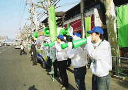 朝の街頭演説の様子