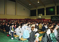 ３００名の方にこの演説会を見守って頂きました