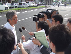 当選翌日の朝の街頭演説にてインタビューをうける－１