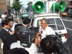 当選翌日の朝の街頭演説にてインタビューをうける－２
