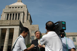 初登院で取材をうける－１