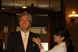 議員バッジを頂く