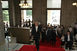 中央階段を行く 