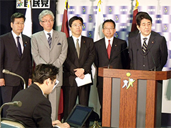 創生『日本』による谷垣総裁への緊急提言後の記者会見の様子