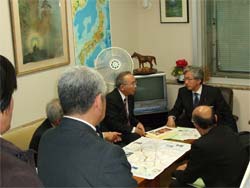 地元からの陳情一場面