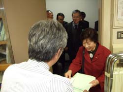 地元からの陳情一場面