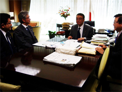 谷垣総裁に７０歳定年制厳守を要請