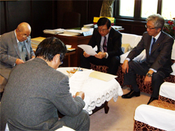 谷垣総裁に７０歳定年制厳守を要請