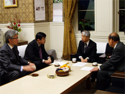 谷垣総裁に７０歳定年制厳守を要請