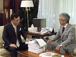 解散総選挙を求める署名14,051名分を谷垣総裁へ