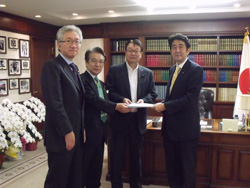 参議院自民党の同志でつくる「新しい日本型社会を考える会」の政策を安倍晋三総裁に提言