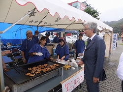 宮津市商工会議所青年部によるフリーマートを視察