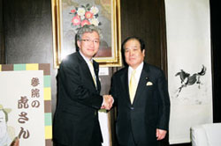 片山虎之助参議院幹事長と幹事長室にて