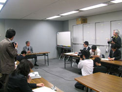 府庁記者クラブにて各新聞社による記者会見